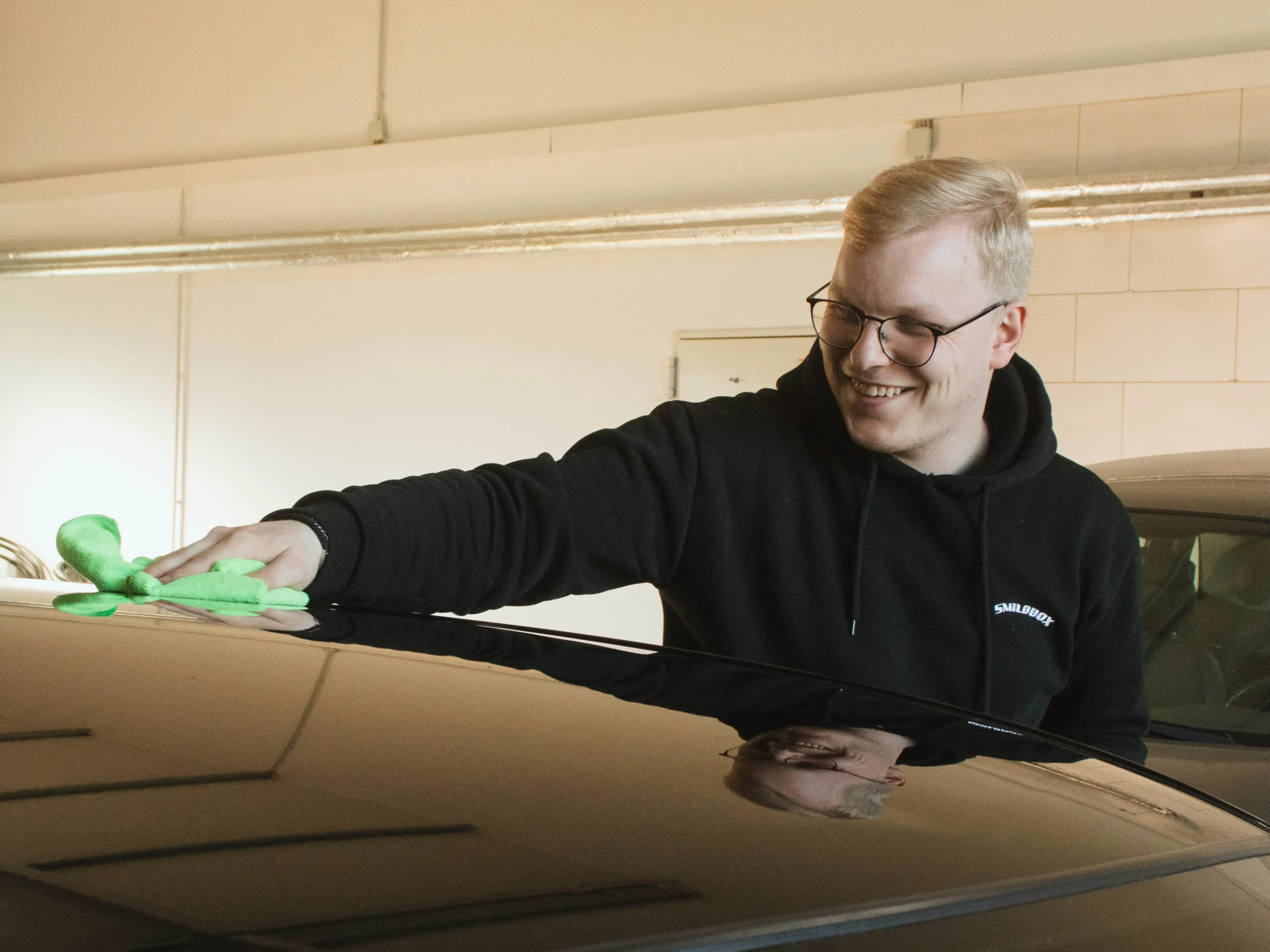Mathias Mödden, Inhaber Fahrzeugpflege Mödden, bei der Fahrzeugaufbereitung
